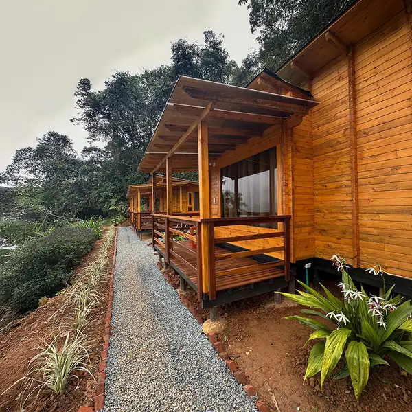 Cabañas de madera con balcón junto a un sendero de piedra
