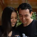 Jinneth y Pedro revisando una foto en la cámara